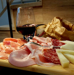 Tagliere di salumi emiliani con vino rosso
